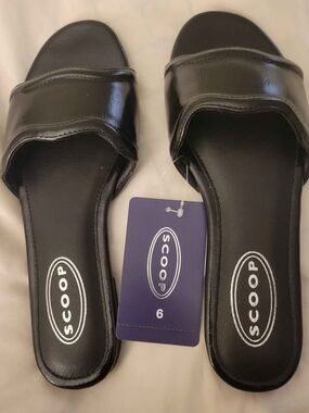 SCOOP Black Wavy Sandals